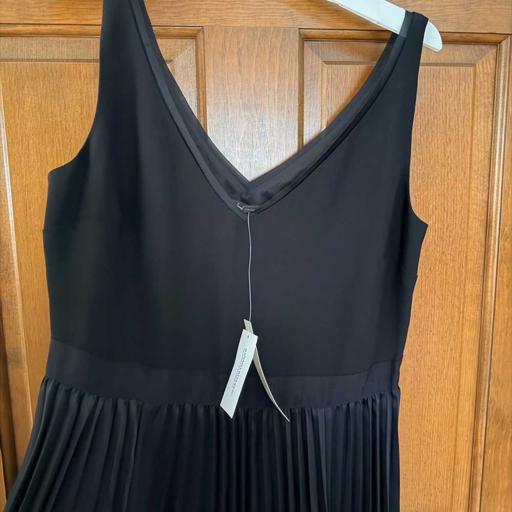 New with tags, banana republic size 4, petite Black Pleated Dress - Picture 3 of 5